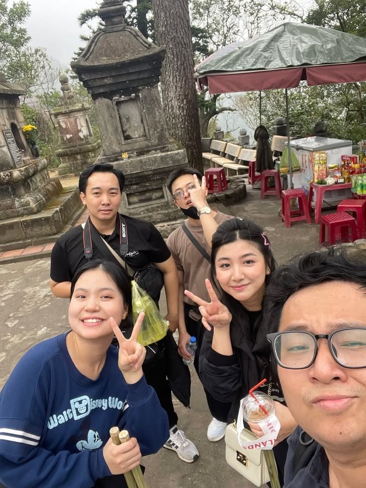 Thành viên VNTAY chụp ảnh selfie trong chuyến đi chơi chung của đội Thành viên VNTAY chụp ảnh selfie trong chuyến đi chơi chung của đội