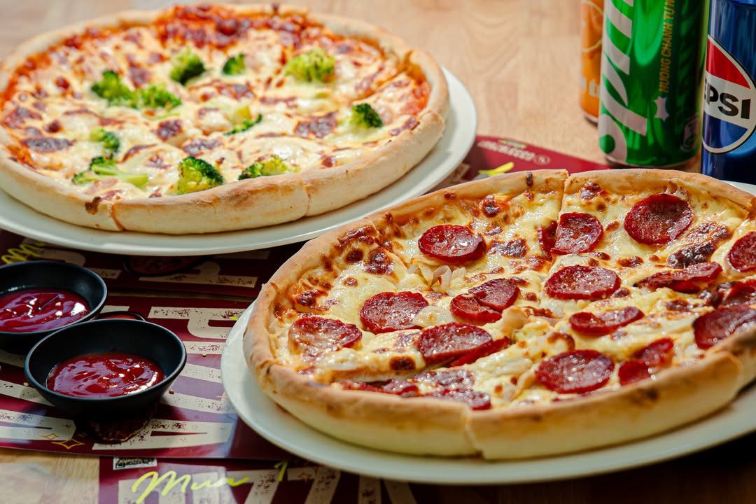 Pizza xúc xích pepperoni và pizza bông cải xanh bên đồ uống, tương cà