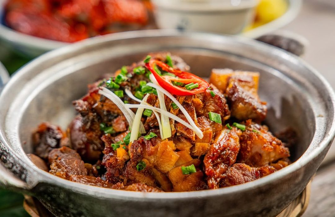 Niêu thịt kho rim cay rắc hành lá và ớt đỏ, ảnh món chụp cho Nhà hàng Bến Bạc