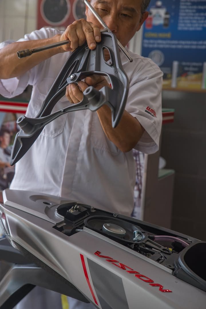 Kỹ thuật viên HEAD Ngọc Sơn lắp phụ tùng cho xe Honda Vision