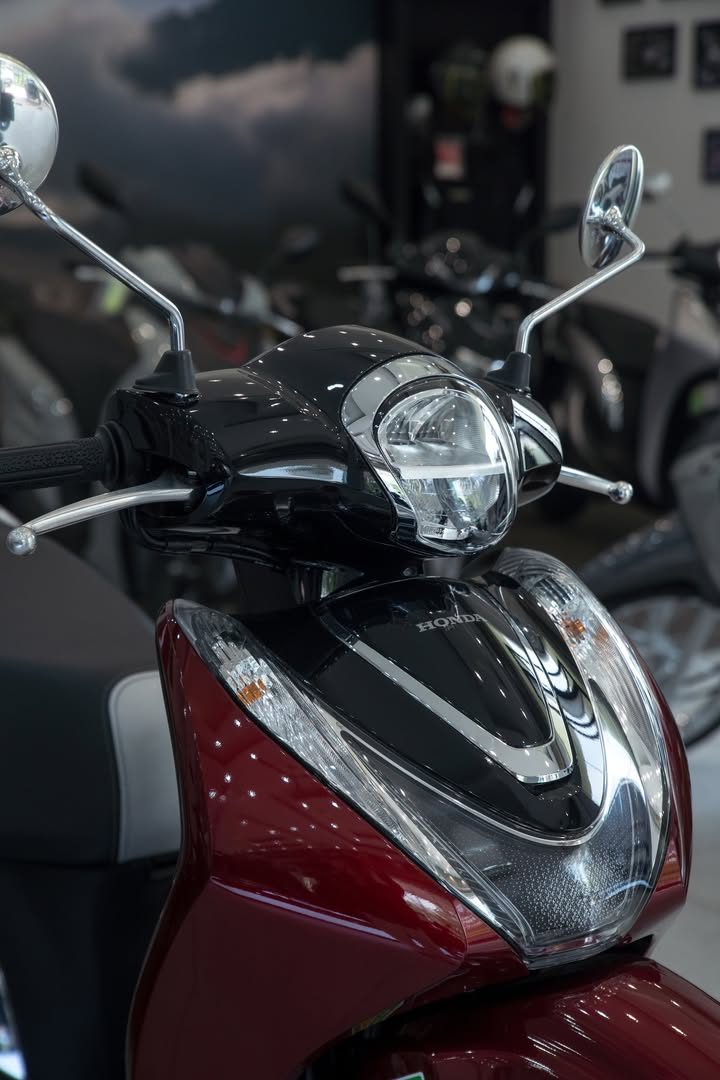 Ảnh cận đầu xe tay ga Honda màu đỏ đô trong showroom HEAD Ngọc Sơn