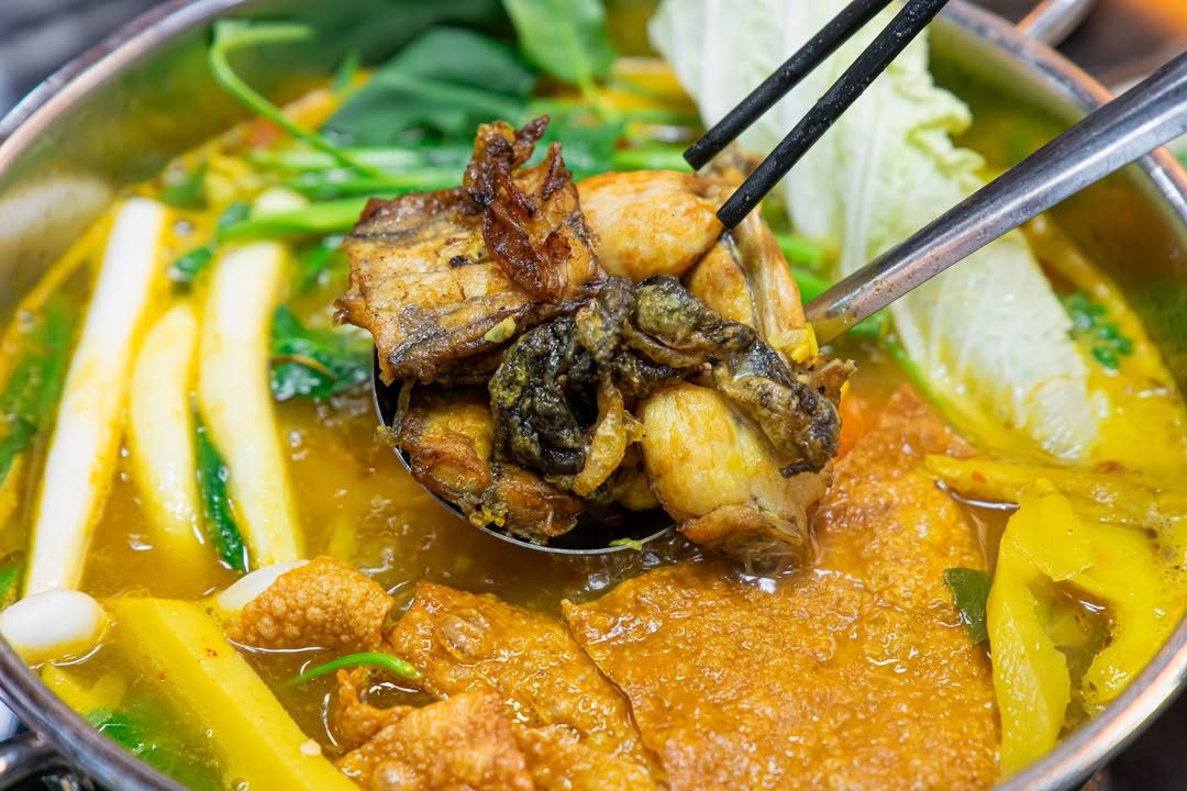 Muôi múc lẩu ếch nấu chuối đậu nước vàng tại Nướng 88