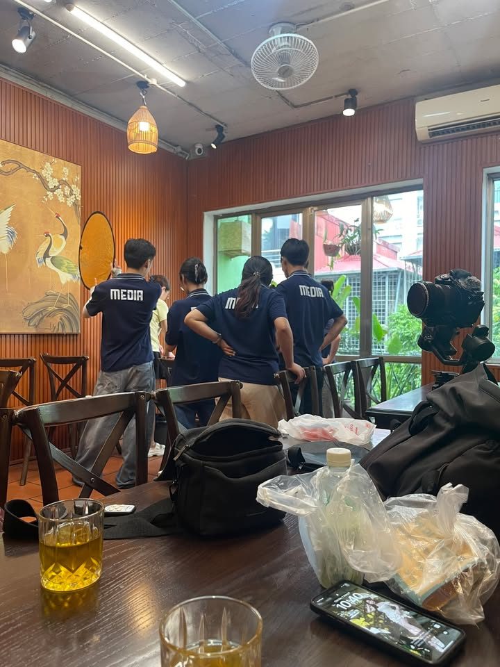 Đội VNTAY áo Media chuẩn bị thiết bị cho buổi chụp tại nhà hàng Đội VNTAY áo Media chuẩn bị thiết bị cho buổi chụp tại nhà hàng