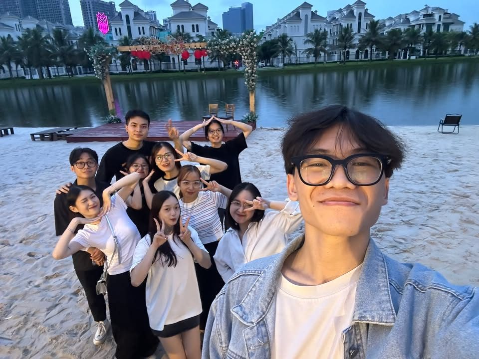 Đội VNTAY chụp ảnh nhóm vui vẻ trên bãi cát ven hồ Đội VNTAY chụp ảnh nhóm vui vẻ trên bãi cát ven hồ