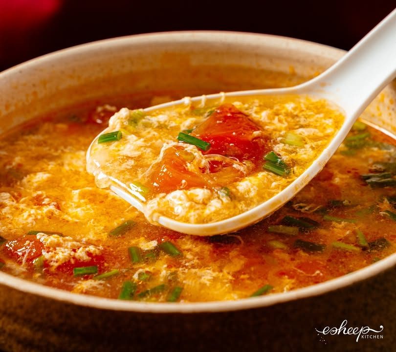 Thìa múc canh trứng cà chua nóng hổi
