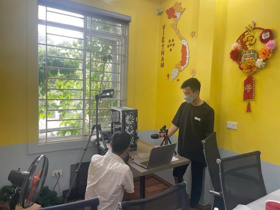 Hướng dẫn quay video tại văn phòng VNTAY với máy quay trên chân máy Hướng dẫn quay video tại văn phòng VNTAY với máy quay trên chân máy